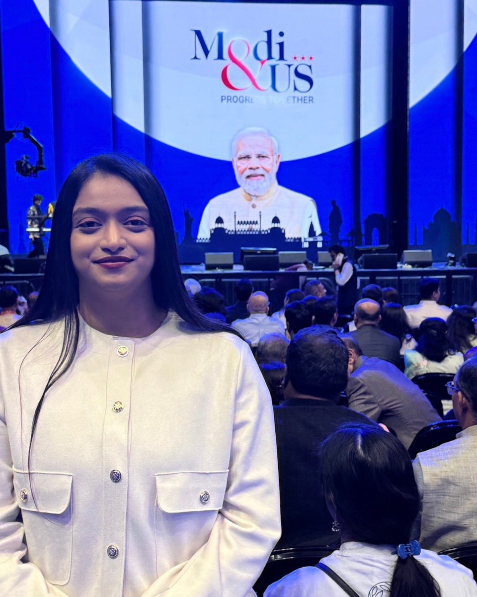 niyathisingh's tweet photo. Feeling deeply grateful and homesick as I witness my Prime Minister Modi ji live in New York, USA. It’s a humbling experience to connect with my Indian roots 🇮🇳 in a foreign land 🇺🇸. So very proud to carry this beautiful moment with me. Thank you so much for the VIP seat and invitation, it’s an incredible honour sir 🙏🏼 @narendramodi @vijai63 @BJP4India 

📍New York, United States of America