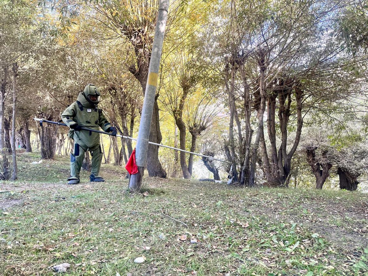 firefurycorps's tweet photo. #Safetyfromexplosive
#Mineawareness
On 20 September 2024, the Sappers of #ForeverinOperationsDivision swung into immediate action on information from local Police regarding an Unexploded Ordnance, found in Dras town in close proximity to the National Highway. The Bomb Disposal team of Sappers under #Foreverinoperationdivision sanitised the entire area, shifted the bomb to a safe distance and destroyed it safely.
#UXOAwareness
#Safetyforall
@adgpi
@NorthernComd_IA
@lg_ladakh
@dc_Kgl
@prodefleh
@KargilPolice