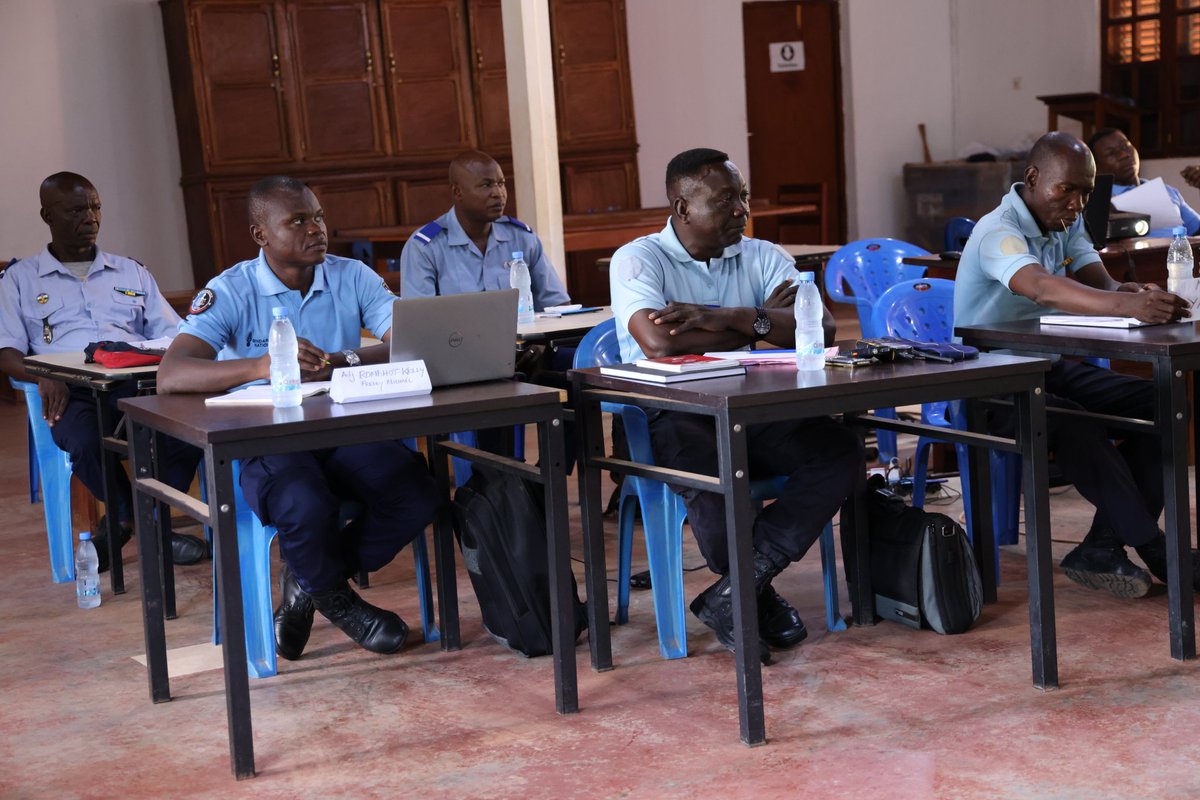 FranceBangui's tweet photo. 🇨🇫 Du 16 au 20 sept, 10 OPJ de la SRI ont suivi un stage avec le soutien de l'Ambassade de France 🇫🇷. Dirigé par le colonel Musset, ce programme a renforcé les compétences en droit pénal et enquêtes 🧠📚. Une coopération réussie entre la 🇫🇷 et la 🇨🇫 ! #Gendarmerie #Coopération https://t.co/hqSgdXjXvf