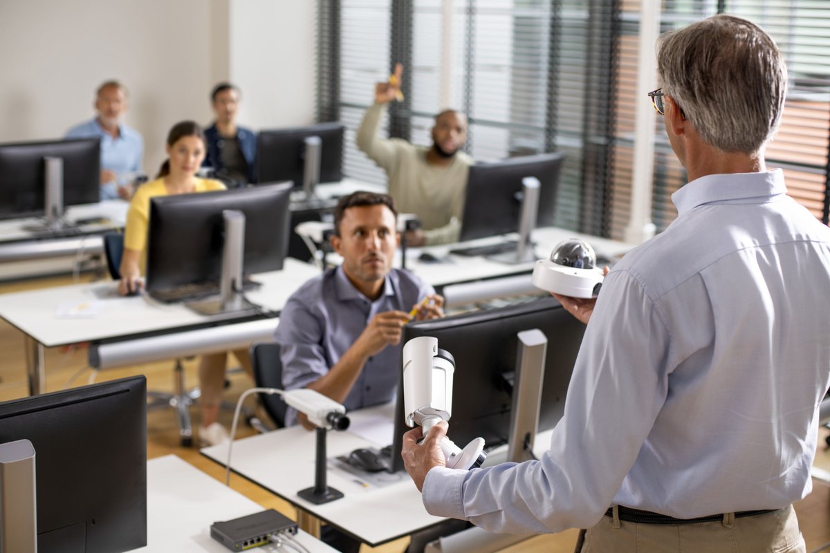 Axis Communications Academy - neue Kurse!
Entdecken Sie in Kursen und Webinaren die neuesten Trends und Technologien in der Netzwerk-Videosicherheit. Alles über die aktuellen Angebote:
 Hier geht es zum Kursprogramm: bit.ly/3Bi3wkv