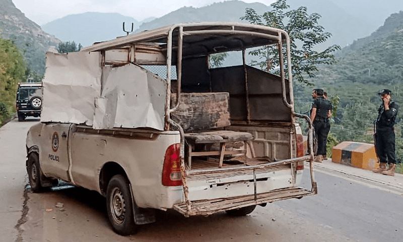 AndiMiOfficial's tweet photo. 🔹پاکستان میں غیر ملکی سفیروں کے راستے میں بارودی سرنگ کا دھماکہ
#SwatAttack #DiplomaticConvoy #PakistanTerrorism #LawEnforcement #ForeignDiplomats #SwatBombing #PakistanSecurity #terrorism
🔻خیبر پختونخوا کے علاقے سوات میں غیر ملکی سفیروں کے قافلے کی حفاظت پر مامور پولیس وین کو نشانہ بنایا گیا جس کے نتیجے میں کم از کم ایک اہلکار ہلاک اور چار زخمی ہو گئے۔
🔻سوات روڈ پر جہاں آباد کے علاقے میں پولیس کی گاڑی کے راستے میں بارودی سرنگ پھٹ گئی جس سے چار اہلکار زخمی ہو گئے۔
سوات کے علاقے کے ایک پولیس افسر زاہد اللہ خان نے رائٹرز کو بتایا کہ سفارت کار مقامی چیمبر آف کامرس کی دعوت پر وادی سوات کا دورہ کر رہے تھے۔
پاکستانی پولیس نے کہا کہ تقریباً 12 سفارت کار اسلام آباد واپس جا رہے تھے۔
ڈپٹی پولیس انسپکٹر جنرل محمد علی گنڈاپور نے رائٹرز کو بتایا کہ اس حملے میں کوئی بھی سفیر زخمی نہیں ہوا اور اسلام آباد روانہ ہونے سے پہلے انہیں محفوظ مقام پر لے جایا گیا۔
پاکستانی ذرائع کے مطابق قافلے میں انڈونیشیا، پرتگال، قازقستان، بوسنیا اور ہرزیگوینا، زمبابوے، روانڈا، ترکمانستان، ویت نام، ایران، روس اور تاجکستان کے سفیر موجود تھے۔
پولیس ذرائع کے مطابق دھماکے میں پولیس کی گاڑی کو بھی شدید نقصان پہنچا۔
پاکستانی وزارت خارجہ نے کہا کہ وفد بحفاظت اسلام آباد پہنچ گیا۔
پاکستانی وزارت خارجہ نے کہا، "ہمیں دہشت گردوں کے خلاف ثابت قدم رہنے پر اپنے قانون نافذ کرنے والے اداروں پر فخر ہے اور اس طرح کے اقدامات پاکستان کو دہشت گردی کے خلاف لڑنے کے عزم سے نہیں روکیں گے۔"