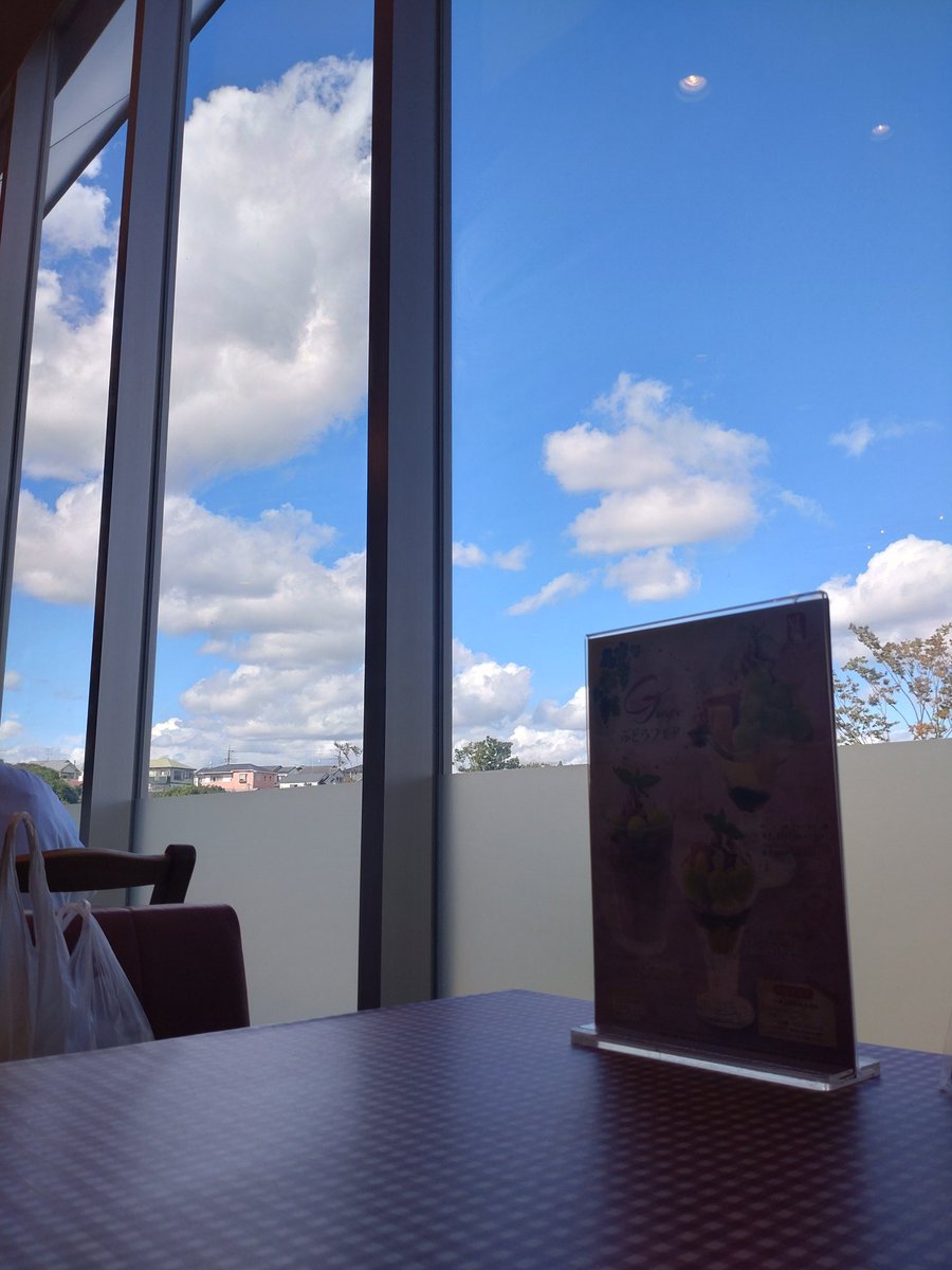 mimickboo's tweet photo. 今日もお休みなので外食ランチ。
妙にオムライスが食べたくなったのでテラスモール内のラケルで
“懐かしの喫茶オムライス＆ナポリタン”
懐かしさは別として普通にそのへんで売ってるケチャップで仕上がってるのはシンプルで正解😌
正に王道の味でした🍅
#ラケル
#いろんなオムライスが食べたくなった https://t.co/zP0sdUkgiV