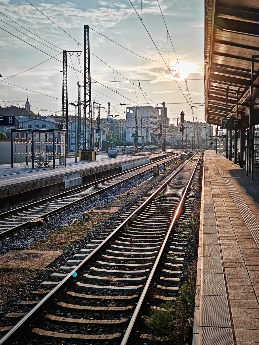 Wenn der Sonnenaufgang beim Warten auf den #ICE820 das <a href="/DB_Bahn/">Deutsche Bahn Personenverkehr</a>-Design verschönert... #bahnpendeln
