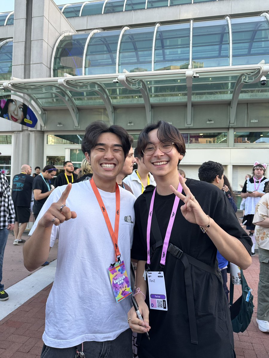 dsdargo's tweet photo. met the valorant idol https://t.co/75Rq3GJk8k