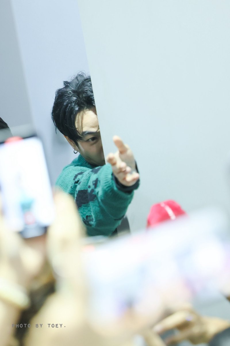 photobytoey's tweet photo. ภาพโผล่มาครึ่งหน้าหลังกำแพงนี่ flashback มากอะ

@peckpalit
#เป๊กผลิตโชค
#PeckPaLitChoke️ 
#เป๊กผลิตโชคxTATDNA
#palitgallery
#photobytoey https://t.co/vCsTzj4AuM