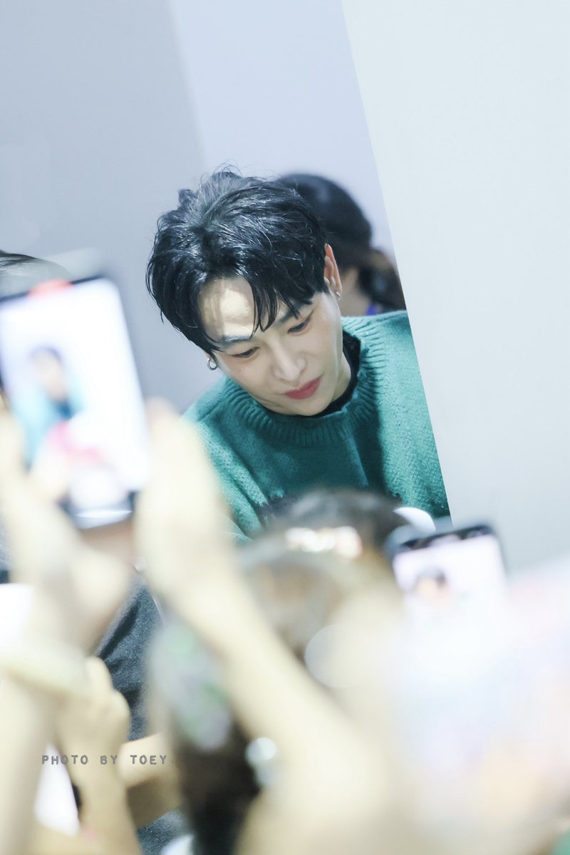 photobytoey's tweet photo. ภาพโผล่มาครึ่งหน้าหลังกำแพงนี่ flashback มากอะ

@peckpalit
#เป๊กผลิตโชค
#PeckPaLitChoke️ 
#เป๊กผลิตโชคxTATDNA
#palitgallery
#photobytoey https://t.co/vCsTzj4AuM