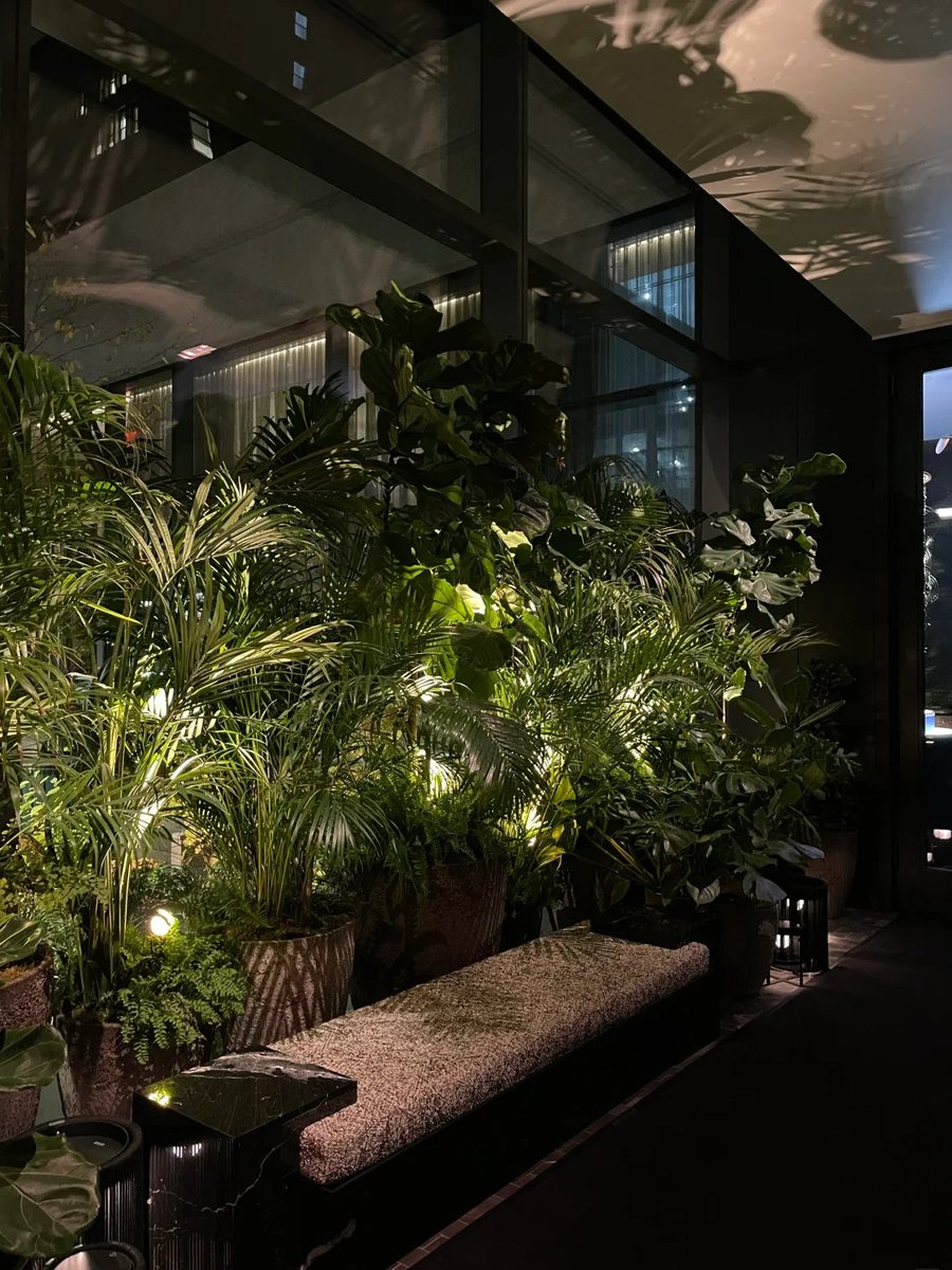 AhemigishaJ's tweet photo. On the top floor of the Ritz in Midtown, the location is right in the center so the view is very good, but the lights are a bit dim and there are many colors. The terrace is very good for taking pictures, but it is still very windy and cold recently. https://t.co/plKGxHZ4h6