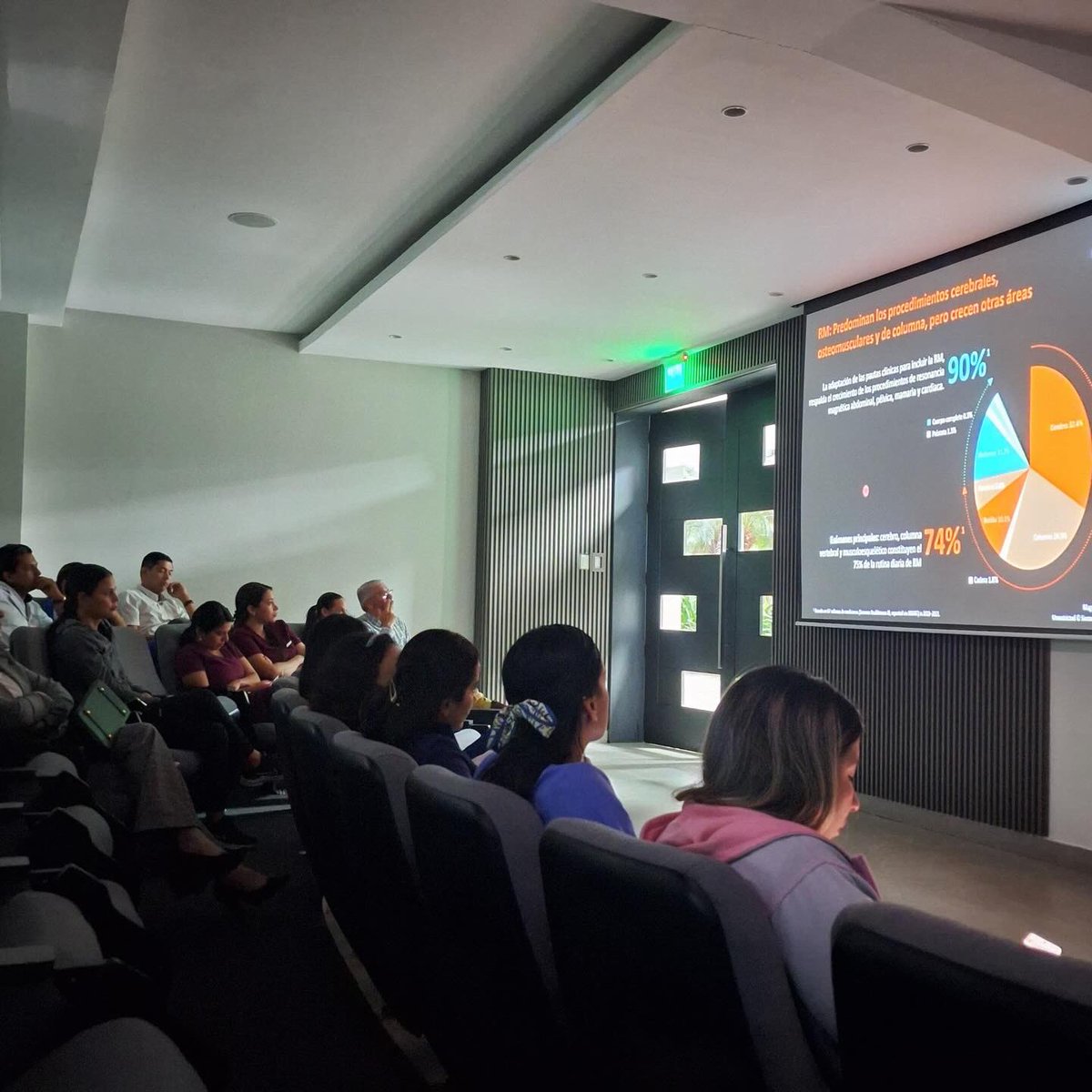PedroBaquerizoS's tweet photo. Resonancia Magnética Nuclear con Inteligencia Artificial (IA) en pocos días en funcionamiento en @UEESClinic , único equipo con IA del sector que ayudará a diagnósticos por imágenes más precisos y oportunos!! @uees_ec https://t.co/lgUMj3Pq2z