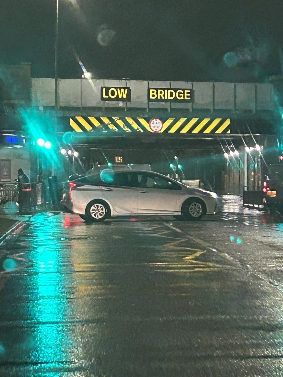 TomsTVTips's tweet photo. A40 flooded both ways by Northolt airport at Ickenham exits. 

Station approach, west end road and Bridgwater all flooded and closed.  Cars abandoned under the bridges. 

Ruislip Manor flooded and closed under the bridge. 

#ruislip #ickenham #northolt #floods #ruislipmanor https://t.co/6tvGlLpwPt