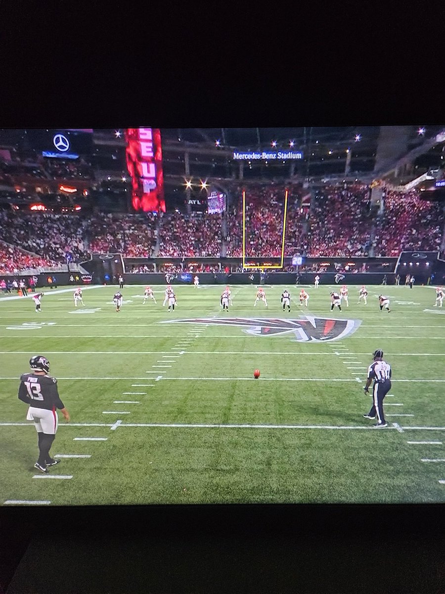 AHavs212's tweet photo. Wait why did it look like the ref was ready to kickoff https://t.co/GQdDDAZvaS
