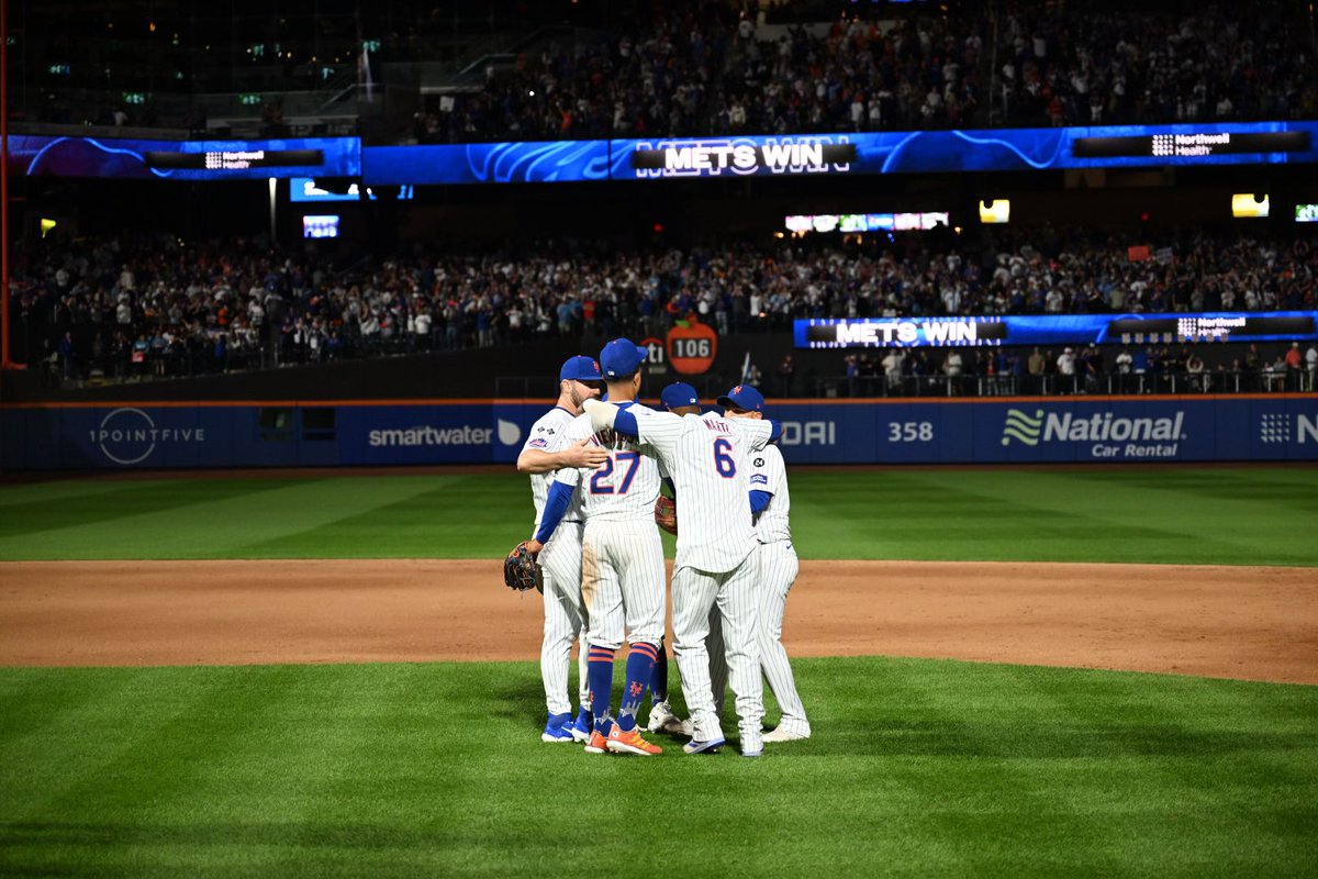 Mets's tweet photo. Love this squad 🧡💙 https://t.co/rv2Gea8gnX