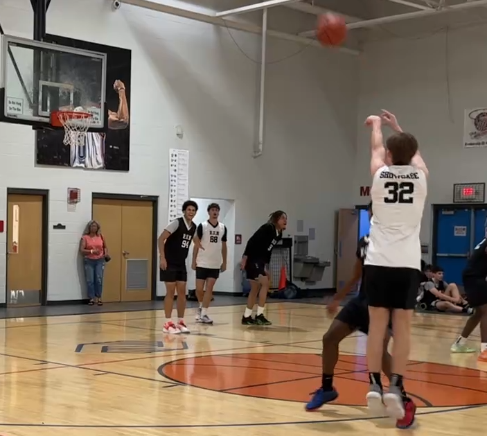 hoopsurplus's tweet photo. Had a blast competing at the @runshowcase on Saturday in Oklahoma! 🏀 Played in 2 games and dropped 26 points, leading my team 🔥! Grateful for the opportunity and a big thank you to all the college coaches who came out to watch! @WGHS_bball @94ftexposure https://t.co/pysiO4Zzbr