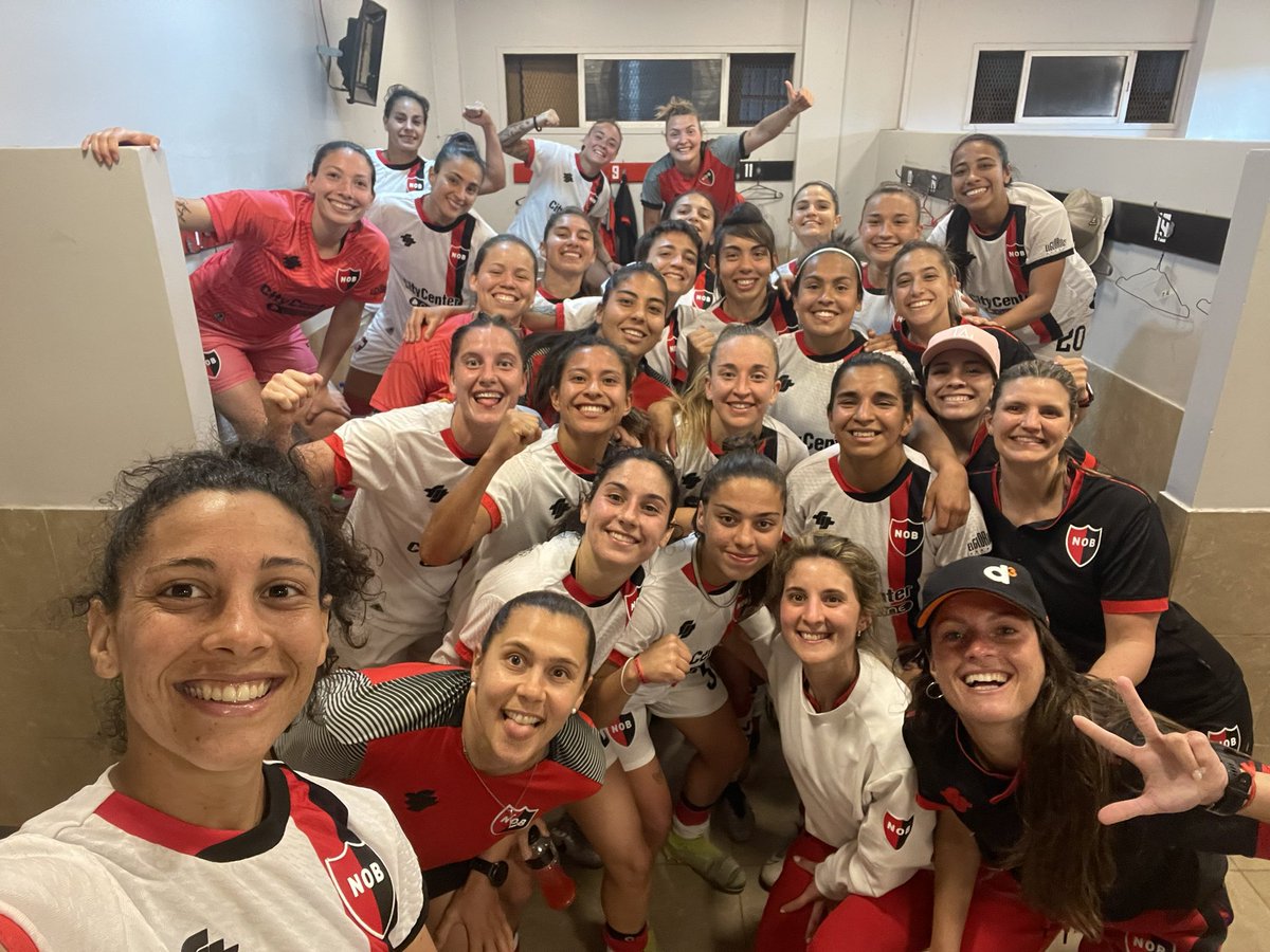NewellsFem's tweet photo. +3 PARA LAS LEPROSAS ❤️🖤

Buenas noches Newell’s😉 https://t.co/OaTIZ4f7l4