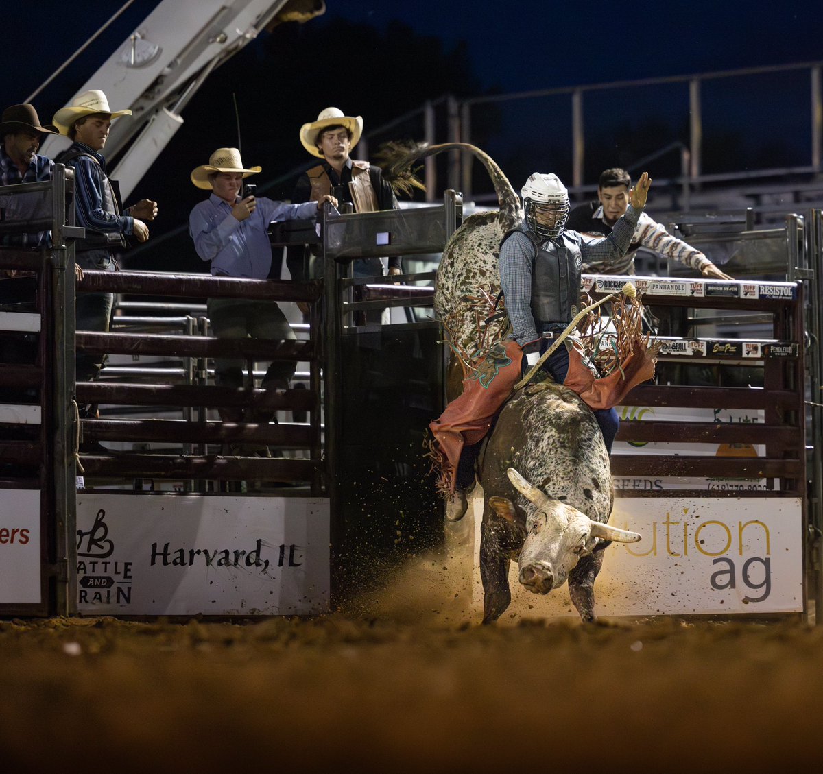 nextlvlprobull's tweet photo. Go Jake Morinec!  Congrats on your Midwest Swing Series win! @Cowboy_Channel @RodeoLifeMag https://t.co/9guGzuMONc