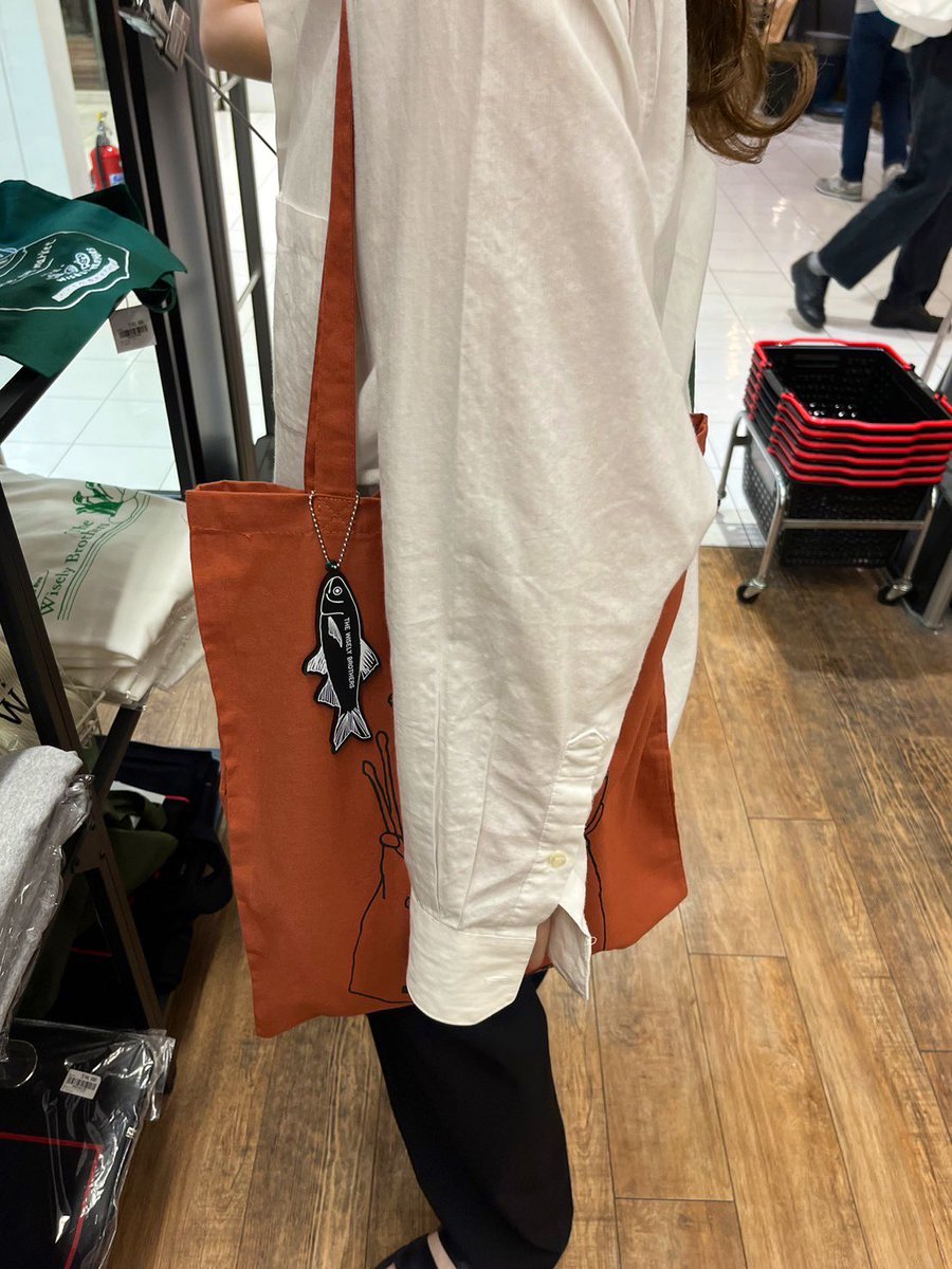 WiselyBrothers's tweet photo. 👤POP UP SHOP info👤

・Hand Print Tote Bag
brown / deep green

魚、お花、ワイン、よく見るとドラムスティックも入っている？2色のハンドプリント🍂魚も付けて買い物へ🐟

9/13〜9/29sunまで
diskunion吉祥寺の@DGirlside にて開催中のon the eve marketにて販売中🚩 https://t.co/HINlOgyz5Z
