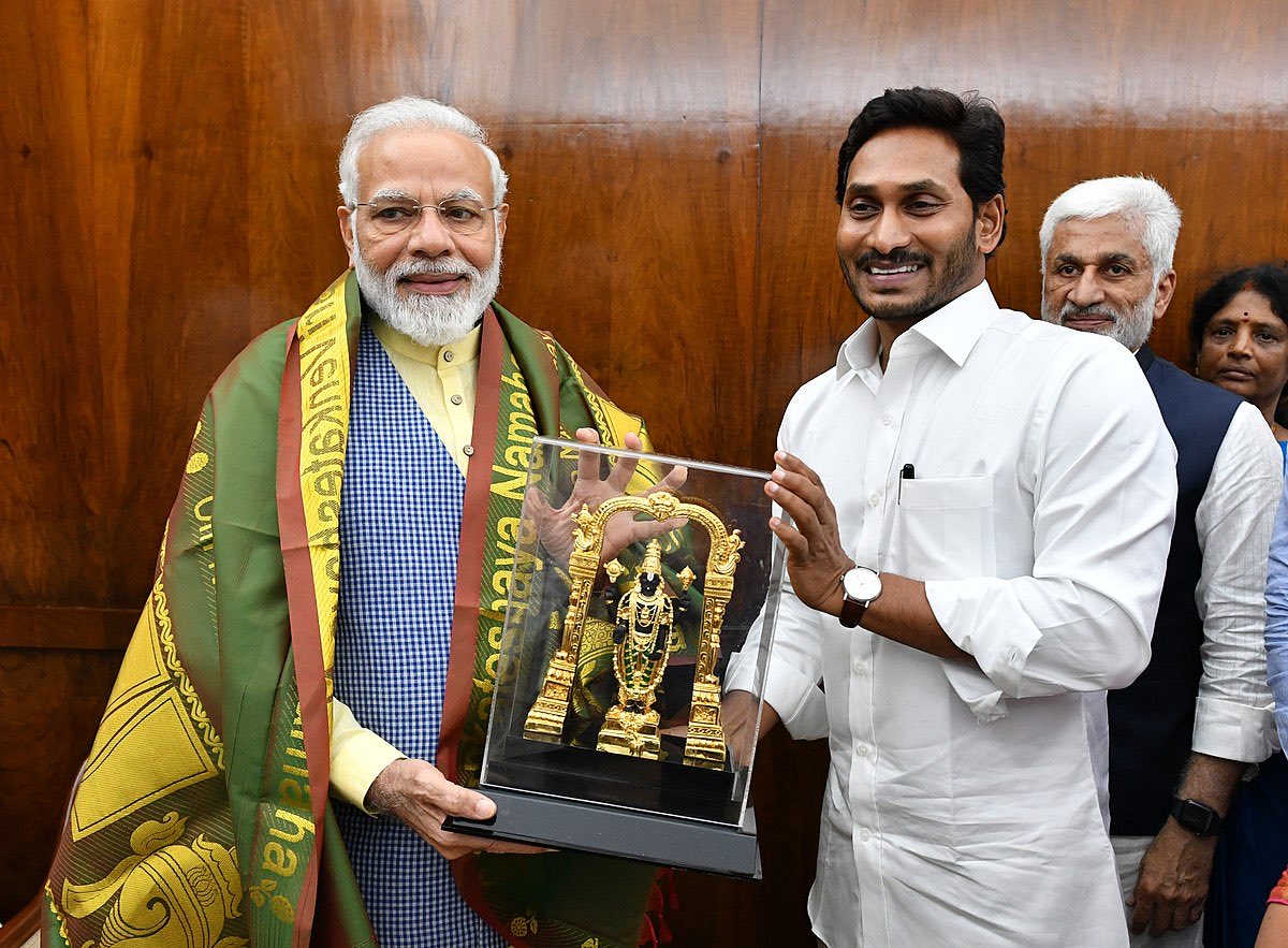 SubharanshRai's tweet photo. चोर चोर मौशेरे भाई (कहावत है )
एक #BeefCompany  से चंदा लेता है #ElectoralBondsScam 
और दूसरा MixBeefOil प्रसाद में मिलाता है 
#LadduPrasadam #Laddu 
#TriupatiBalaJi #वैंकटेशभगवान 
#HinduSentiments  #SanatanaDharma #SanatanaDharmaRakshanaBoard #AndhraPradesh 👇🏻 https://t.co/f5nb2Z3F8I