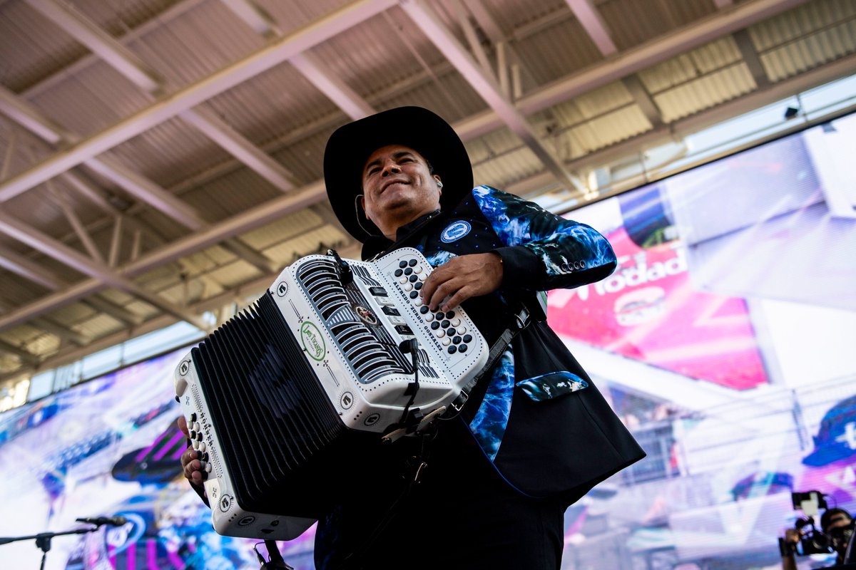 Padres's tweet photo. Y arriba yo, mi 'apá y la chona 🎶 https://t.co/cQVNP9e0zc