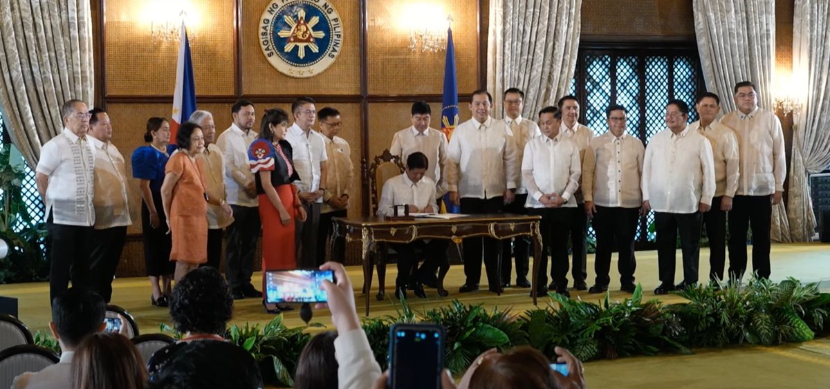 ABSCBNNews's tweet photo. JUST IN: President Ferdinand Marcos Jr. signs into law the Magna Carta of Filipino Seafarers. | via @pia_gutierrez https://t.co/JSOvBIpeA6