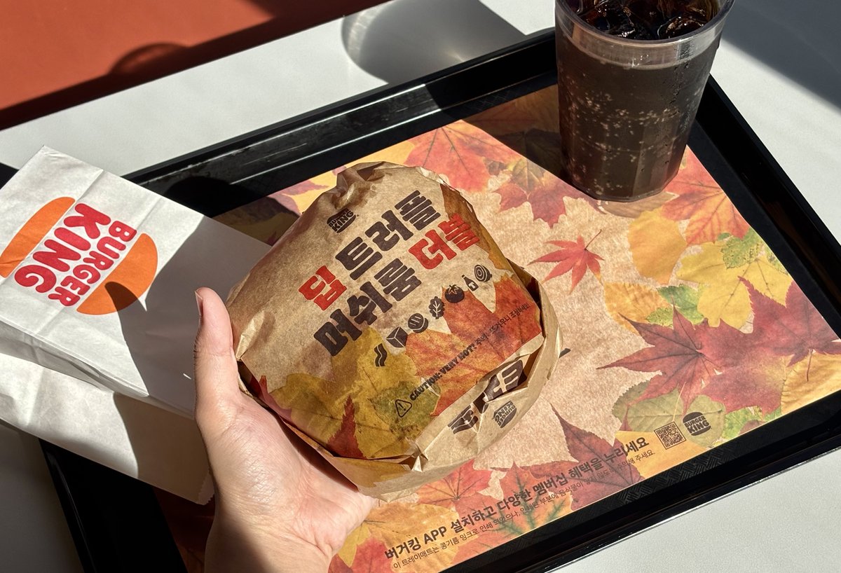 BurgerKing_KOR's tweet photo. NEW 딥 트러플 머쉬룸 더블 후기🍁

-찐 트러플 러버들 홀리는 트러플 향기
-진하게 즐기기 위해 야채 대신
-트러플 소스가 한번 더 더해져
-입안 가득 트러플 풍미 가~득
-딥하게 즐기고 싶다면 아묻따 더블

#RT = #버거킹상품권 1만 원권, 30명 https://t.co/lyDydKYKqv
