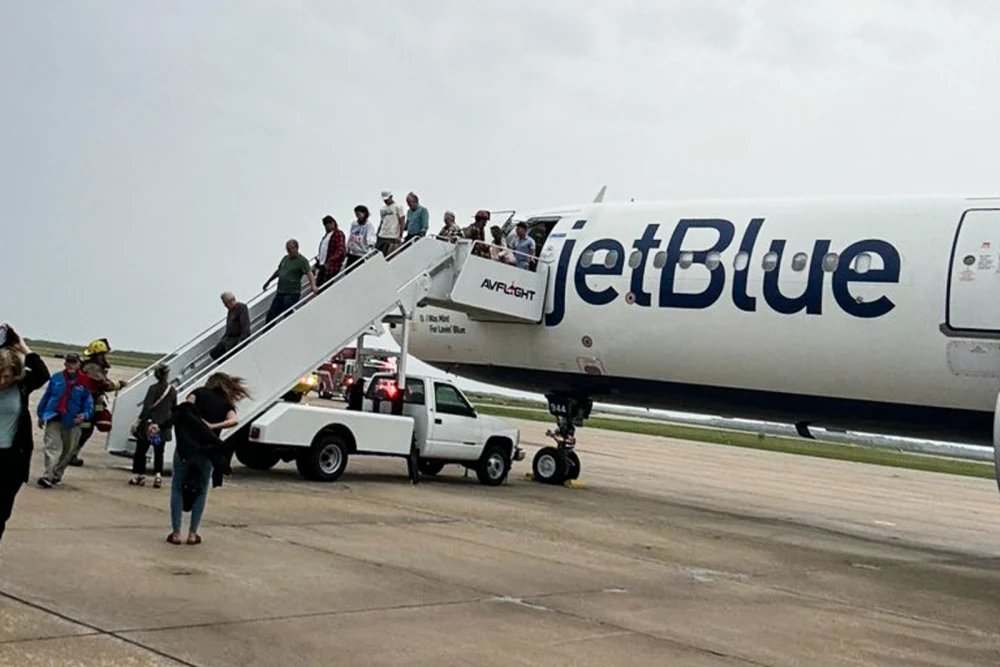 upuknews1's tweet photo. #BREAKING : JetBlue flight makes emergency landing in Kansas after smoke alert in cargo hold
Flight 1189 was traveling from New York to San Diego on Saturday evening when the pilot announced there was a smoke alert.
#JetBlueflight #JetBlue #EmergencyLanding #Smoke #NewYork #SanDiego #Flight1189 #Kansas