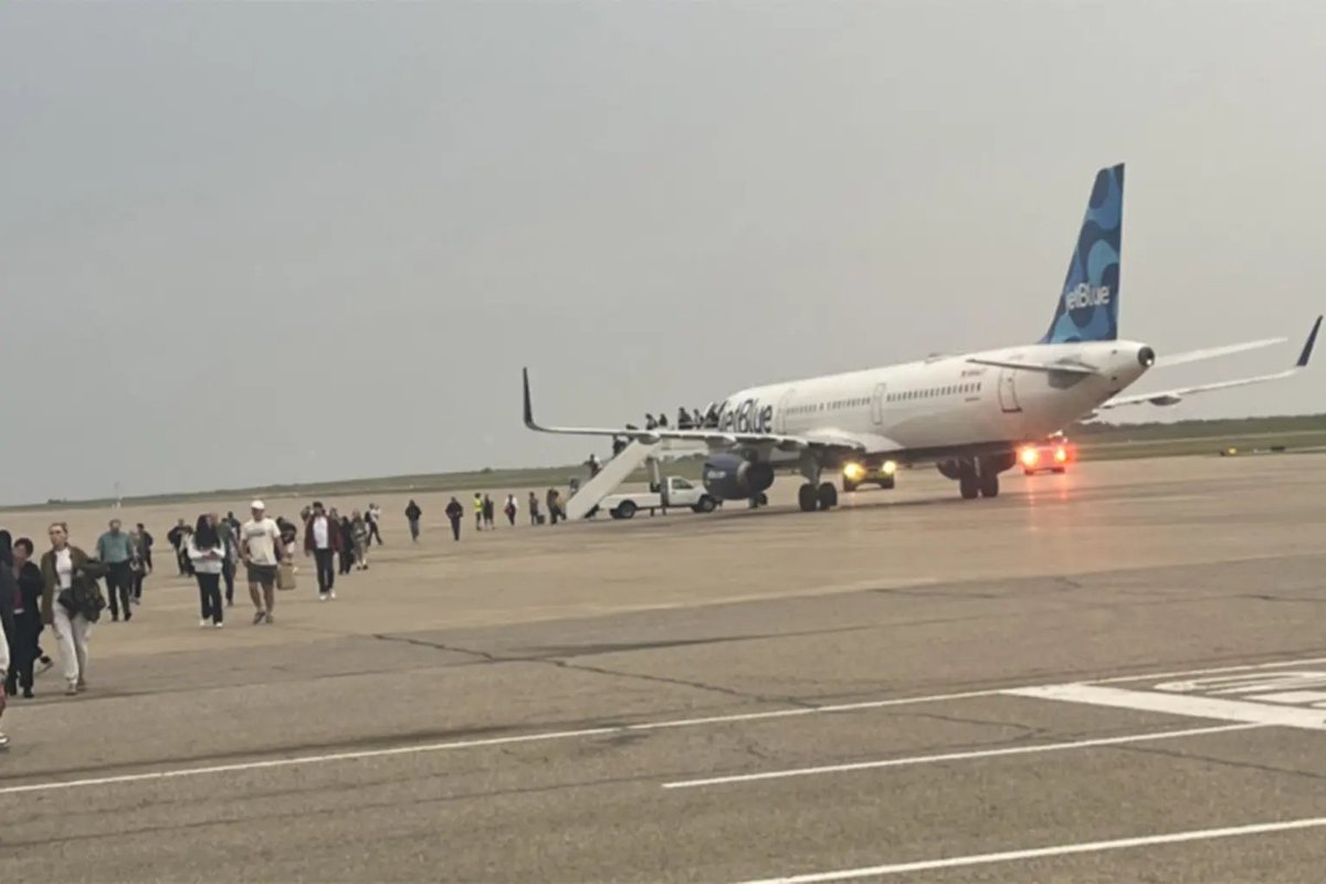 upuknews1's tweet photo. #BREAKING : JetBlue flight makes emergency landing in Kansas after smoke alert in cargo hold
Flight 1189 was traveling from New York to San Diego on Saturday evening when the pilot announced there was a smoke alert.
#JetBlueflight #JetBlue #EmergencyLanding #Smoke #NewYork #SanDiego #Flight1189 #Kansas