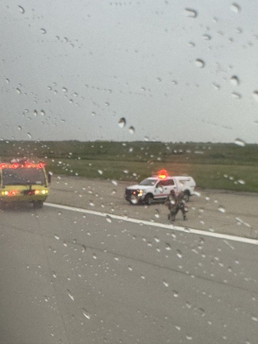 upuknews1's tweet photo. #BREAKING : JetBlue flight makes emergency landing in Kansas after smoke alert in cargo hold
Flight 1189 was traveling from New York to San Diego on Saturday evening when the pilot announced there was a smoke alert.
#JetBlueflight #JetBlue #EmergencyLanding #Smoke #NewYork #SanDiego #Flight1189 #Kansas