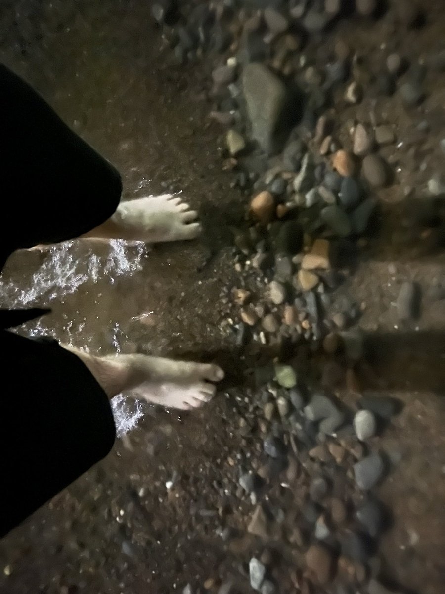 kenubus's tweet photo. When given the opportunity, I will always dip my feet in Lake Superior. Doesn’t matter the temp. It always makes me smile. This time I’m grateful for a job that sends me to such a beautiful place. https://t.co/YKnCEzO8wB