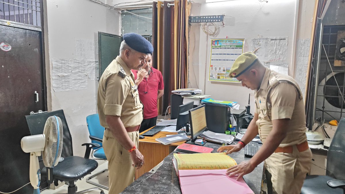 bastipolice's tweet photo. #BastiPolice अपर पुलिस अधीक्षक बस्ती द्वारा थाना हरैया का औचक निरीक्षण कर उपस्थित समस्त पुलिस अधिकारी/ कर्मचारीगण को आवश्यक दिशा निर्देश दिया गया । https://t.co/D5z82bEgfW