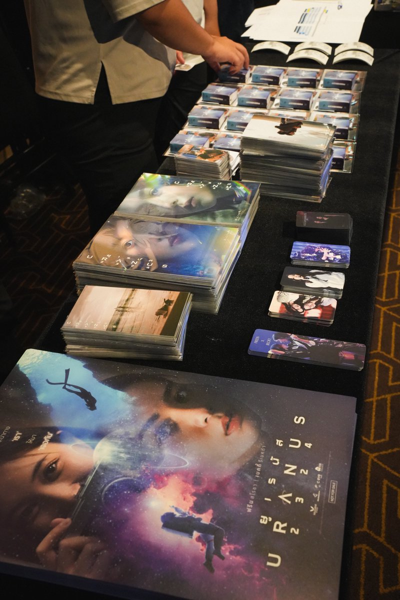 keke0810_'s tweet photo. 《跳越時空的愛戀》 URANUS2324
Taiwan Fans Screening Event 粉絲感謝場
對帳單、花絮照片更新&應援禮兌換預告

感謝各位的參與，讓我們能夠一同在泰坦廳欣賞高清的巨大糖果🍬
謝謝各位的支持和配合，讓我們一起完成了這麼大規模的包場活動🤍
Thank you for all the support in making all this happen. Thanks for this lovely fandom.

*活動當天沒有順利領取到限定應援禮的粉絲們再麻煩協助確認對帳單中的備註及寄送說明，賣貨便連結將會由信件寄出，確認無誤後再請留意信箱，若資料有誤或有任何疑慮歡迎聯繫主辦，謝謝！
對帳單：https://t.co/Nef3clE8YX

*活動的影片紀錄尚在剪輯中請稍待
*花絮照片及大合照的連結如下：
https://t.co/zQFfVZ4JaH
https://t.co/bENwKiT3nO
_
包場觀影結束了，但電影還沒！
我們聽見了許多無法到場支持的聲音，決定將剩餘的明信片&硬卡開放給大家兌換

限定應援禮兌換活動辦法：
提供第四週9/19-9/26《跳越時空的愛戀》的電影票根，不限影城皆可登記
預計9/25（三）中午12:00 公開表單登記！
*9/21泰坦廳包場票根不列入活動對象
*數量有限，請抓緊時間準備票根方便填寫登記表單
*送出表單並不代表審核通過，更多詳情請見活動表單說明！
_
所有幫忙的小夥伴及工作人員們🫶🏻
謝謝你們，大家都辛苦了！
包場策劃：@onepast @cocoawen @keke0810_  @ichiwu17
如有問題歡迎私訊聯繫以上帳號X(推特)
#跳越時空的愛戀 #Uranus2324 #srchafreen #beckysangels #FreenBecky #ฟรีนเบค #uranus2324xfreenbecky #ThaiMovie #Lovestory