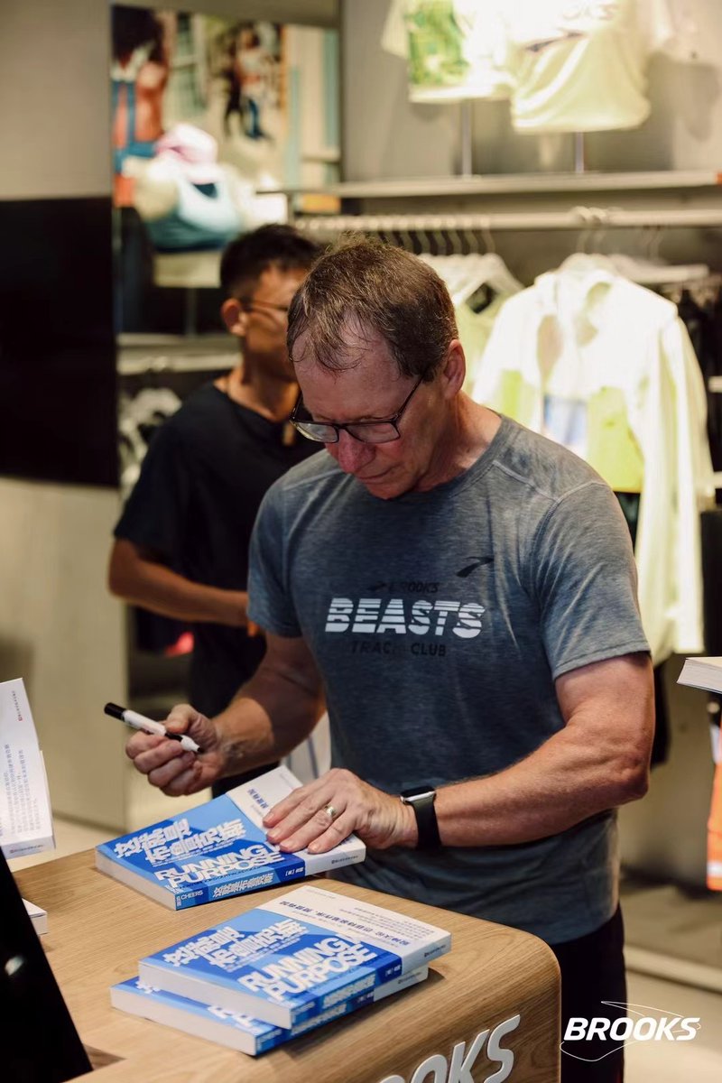 Cheers_Books's tweet photo. Sharing some nice shots from @brooksrunning's first store in Shanghai! 📸🏃‍♂️ Our #CheersMaster author @jimweberseattle just finished a 5km run at the Brooks store, with Running with Purpose front and center! 📚👟 What a perfect way to combine passion for running with a great read. https://t.co/ZbaEHJNod8