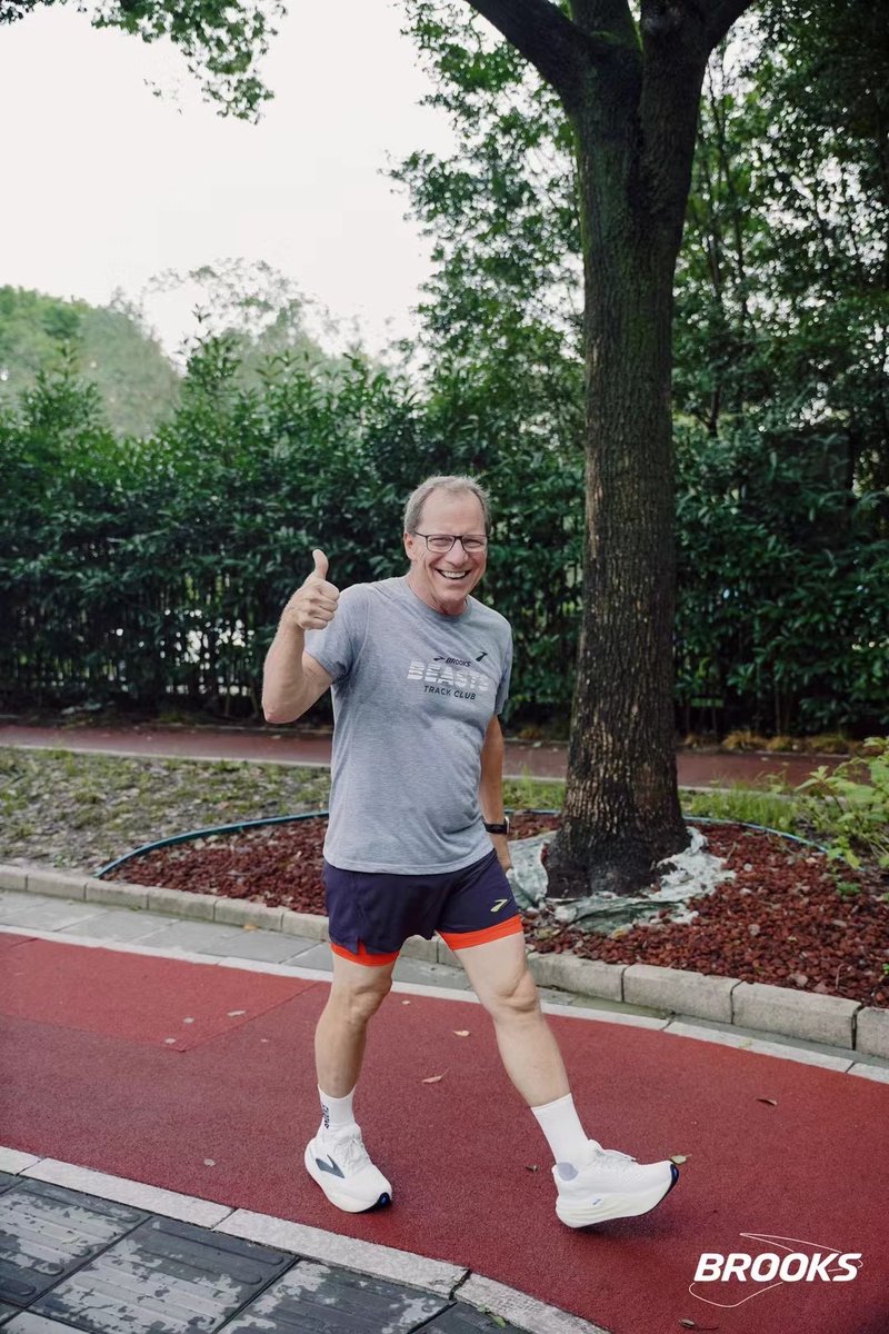 Cheers_Books's tweet photo. Sharing some nice shots from @brooksrunning's first store in Shanghai! 📸🏃‍♂️ Our #CheersMaster author @jimweberseattle just finished a 5km run at the Brooks store, with Running with Purpose front and center! 📚👟 What a perfect way to combine passion for running with a great read. https://t.co/ZbaEHJNod8