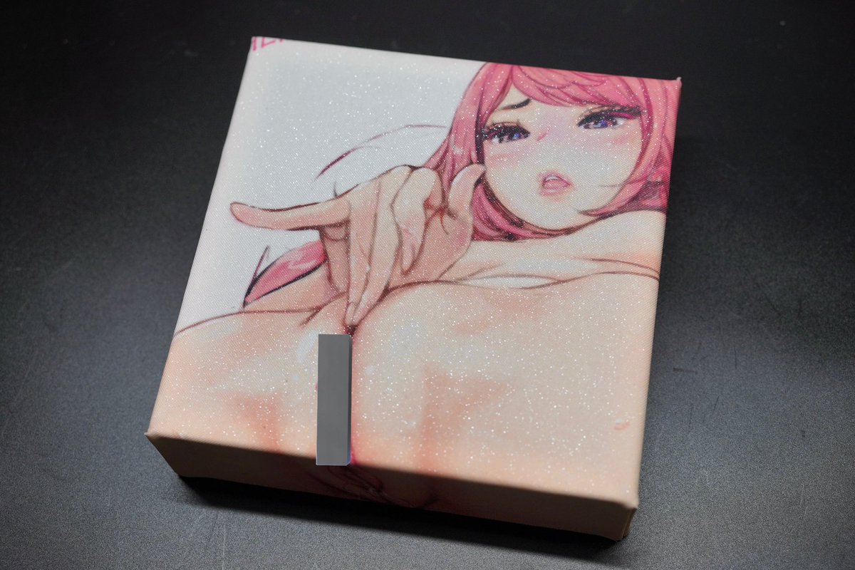 キラキラ光るデンジャーソロプレイ真悠さんキャンバス地パネル。154x154mm。 