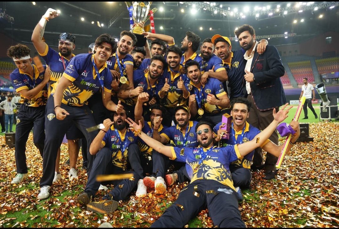 GroupKk31510's tweet photo. History made! 🏆 #HaryanviHunters are the #ECL season 1 champions.
Congrats to @elvish_yadav and the team! 🎉
TEAM ELVISH LIFTS ECL TROPHY
#ElvishYadav #ElvishArmy
#Ecl2024 #systuum https://t.co/fhuLilw1Ei