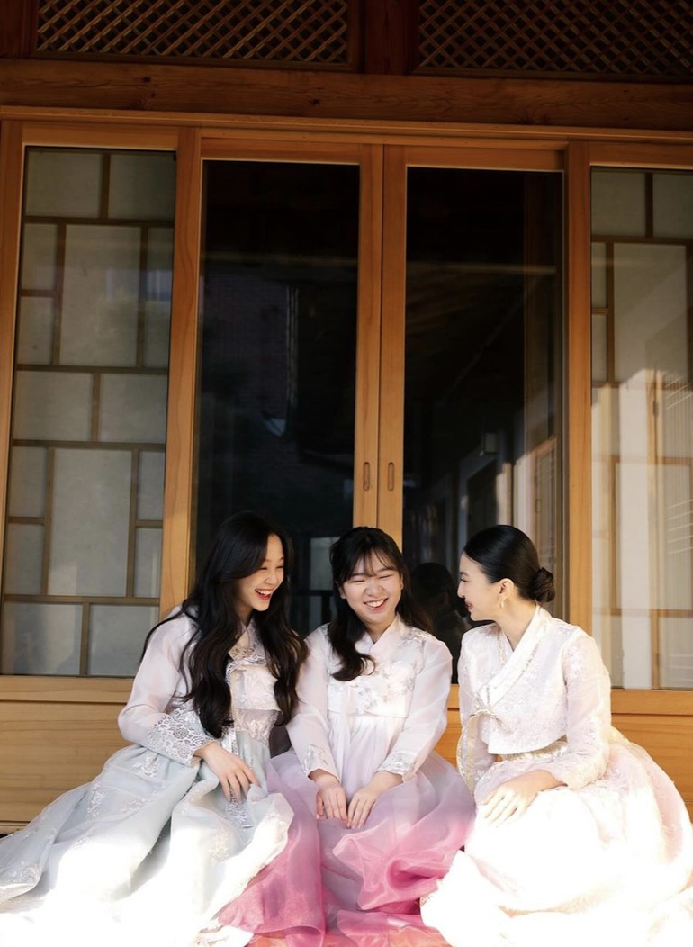 wolipop's tweet photo. #FOTO Raline Shah tampil anggun dan memukau dengan Hanbok di rumah tradisional Seoul! πΈβ¨
Penasaran dengan penampilan ala Korea-nya? Yuk, intip fotonya di sini Wolifriends! π
Foto: Instagram/ralineshah
>> https://t.co/WClI5VFg8T
#wolipop #RalineShah #HanbokStyle #Seoul https://t.co/r1vfwjncAS
