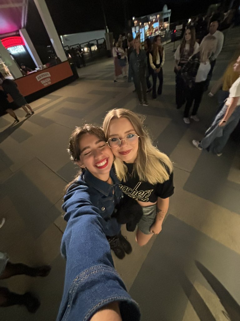 wisegirlwriter's tweet photo. ISA ALEXA REUNION AT BLEACHERS 🫶🏼🫶🏼🫶🏼🫶🏼 https://t.co/dpCb2uT32i