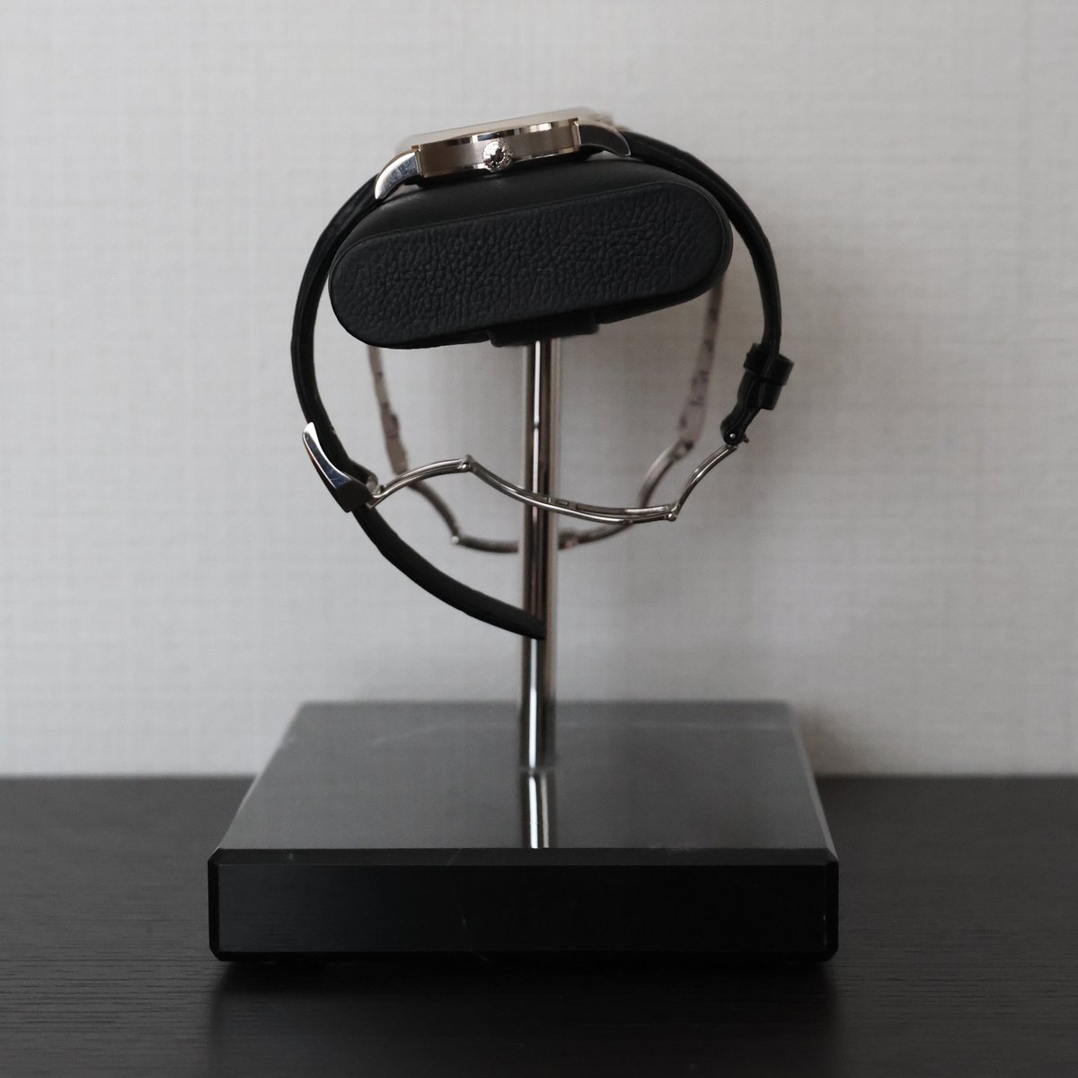 ppa324's tweet image. 長かった時計スタンド沼の旅にも終止符を打ちました笑

The Watch Stand（Wristonomy） は高級感あっておすすめです！

@chronotheory