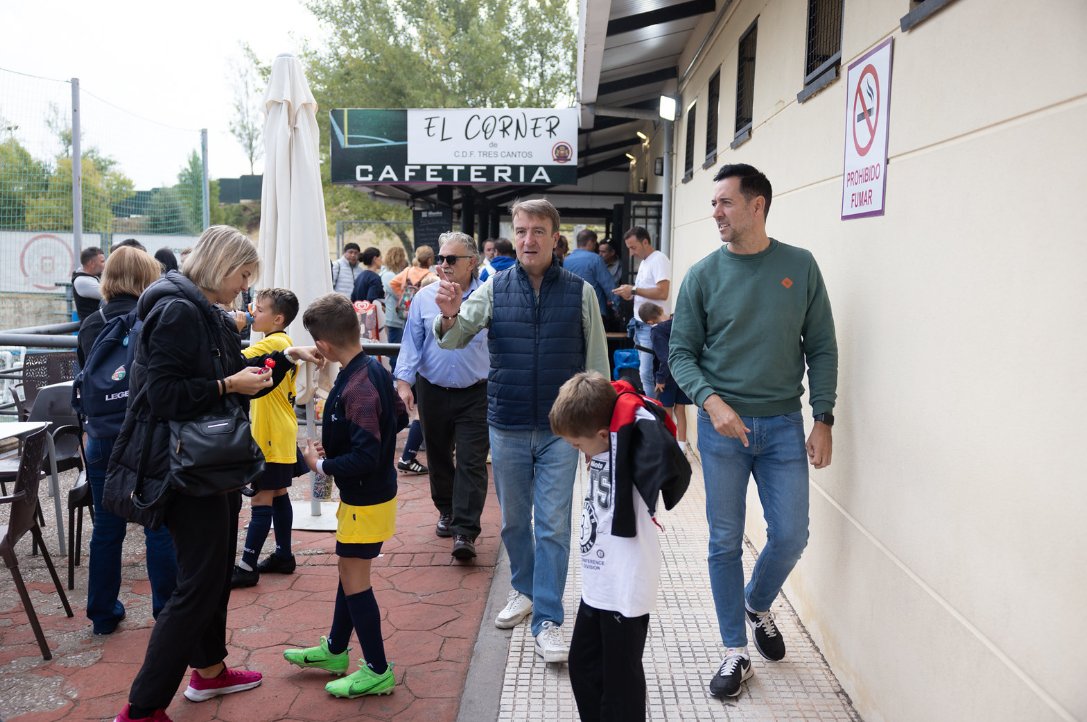 3CantosChanante's tweet photo. ⚽️Breaking news
#JesúsMorenoSeñala en su visita a El Corner de #TresCantos, ese chiringuito que vende alcohol en una instalación deportiva municipal y que fue adjudicado a dedo a un club de furbo del #TresCantosChanante. https://t.co/LwU3Af9dgd