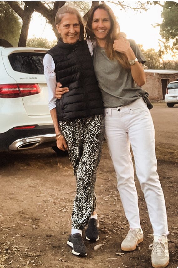 Hoy cumplió años mi mamá, y yo estoy así de feliz por tenerla en mi vida y poder festejar. Por muchos, muchos años más!