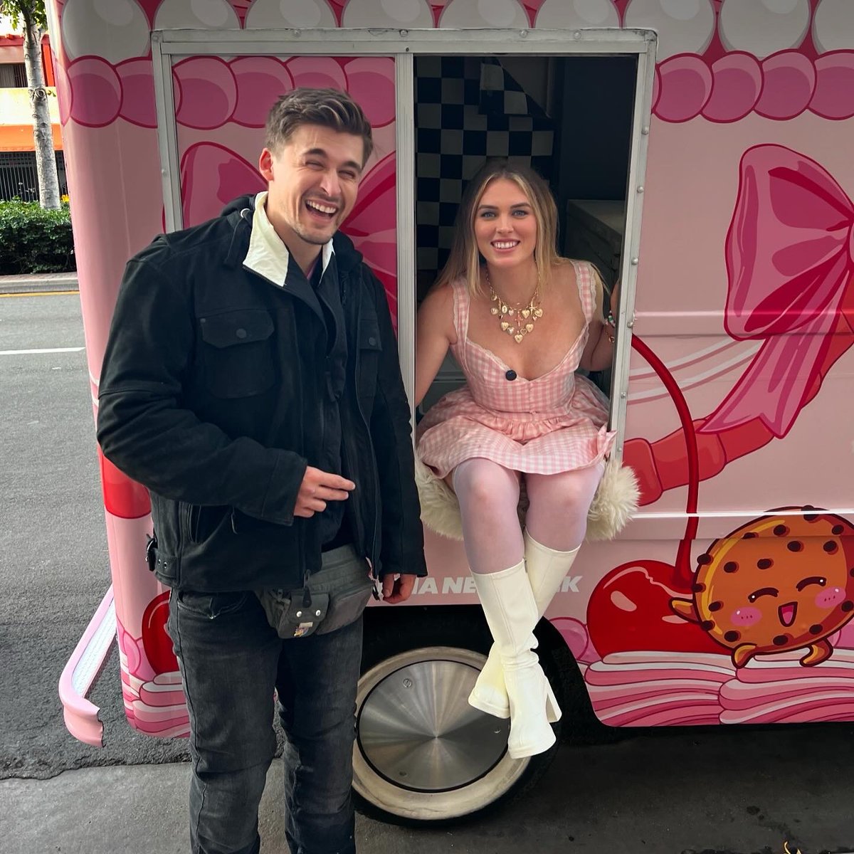 LudwigAhgren's tweet photo. met my favorite streamer :) https://t.co/JuhdteBdBG