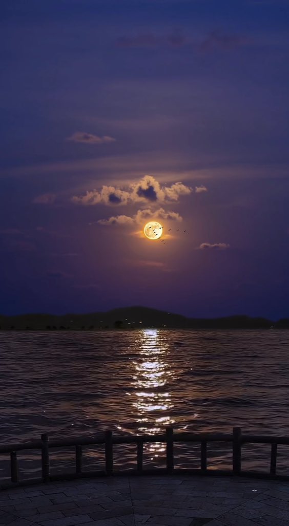 moonloverxjpg's tweet photo. la luna y el mar https://t.co/2lJ90dJM3i