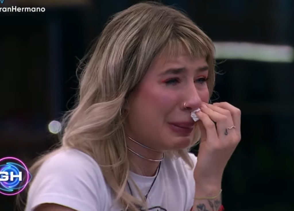 SantuEspos's tweet photo. María Becerra llorando de emoción porque llevó a su tía Gladys a que conozca a Susana y logró que la salude y la abrace 
Yo en mi casa : 
#SusanaGiménez https://t.co/Osv0jm1J99