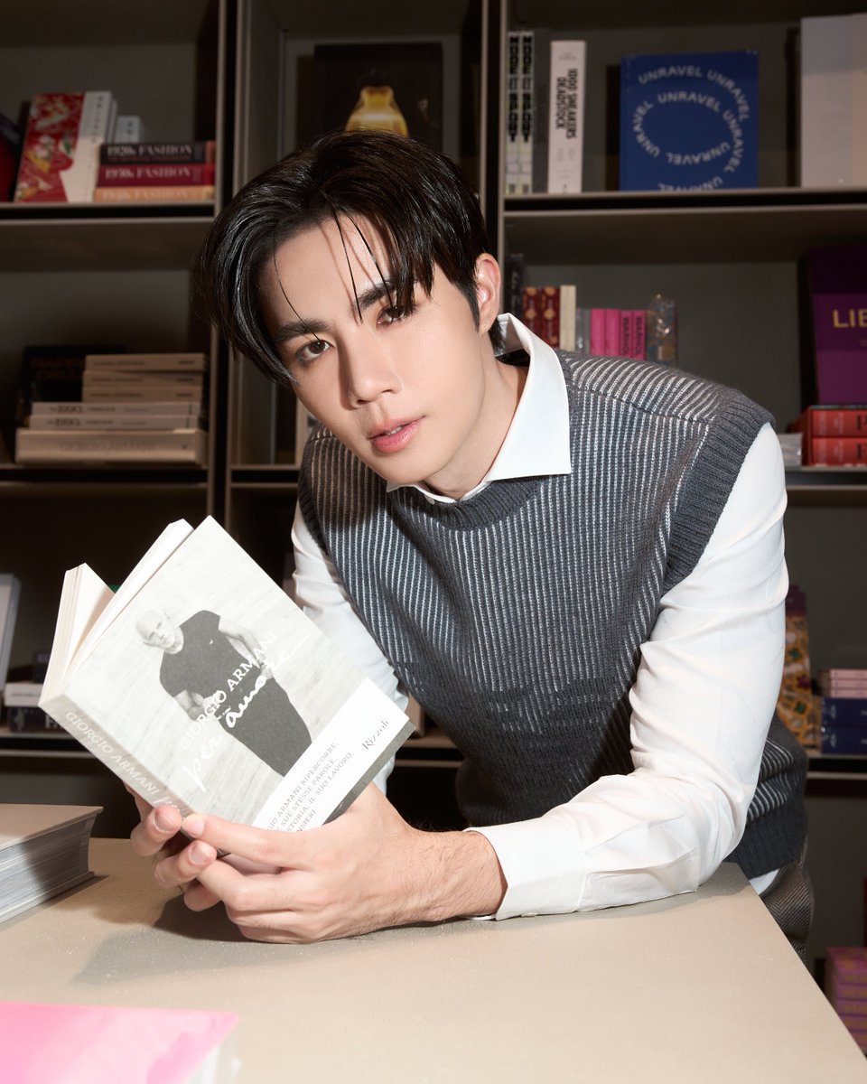 mintmag_th's tweet photo. หล่อกินมิลาน! ชมลุคสตรีทสไตล์ของหนุ่ม #ซีพฤกษ์ ในโททัลลุคจาก #EmporioArmani พร้อมพาไปเช็คอิน Emporio Armani Caffè และ Armani Libri หลังเดินทางไปชมแฟชั่นโชว์คอลเล็กชั่นใหม่ของแบรนด์ ณ มิลาน ประเทศอิตาลี 💚

#ArmaniSS25xZeePruk 
#ZeePruk 
#EmporioArmaniTH 
#EmporioArmani 
#MintNews https://t.co/MaIZlltb40