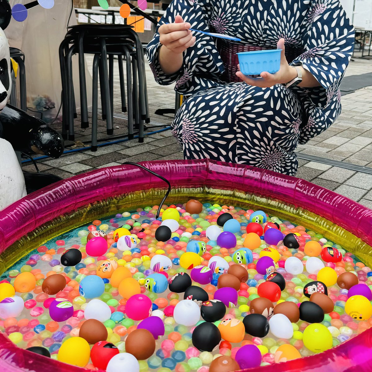 furusatogourmet's tweet photo. ふるさとグルメてらす🌈
🍴秋のグルめぐり！ご当地グルメと地酒祭り🍶

本日最終日🎐✨
お子様も楽しめる縁日ブースもございます👶
綿飴とスーパーボールすくいで連休最後も楽しみましょう〜🥳

#縁日 #綿飴 #わたあめ 
#ふるさとグルメてらす #御徒町 #上野
#パンダ広場イベント https://t.co/rDkuB1Tdtm