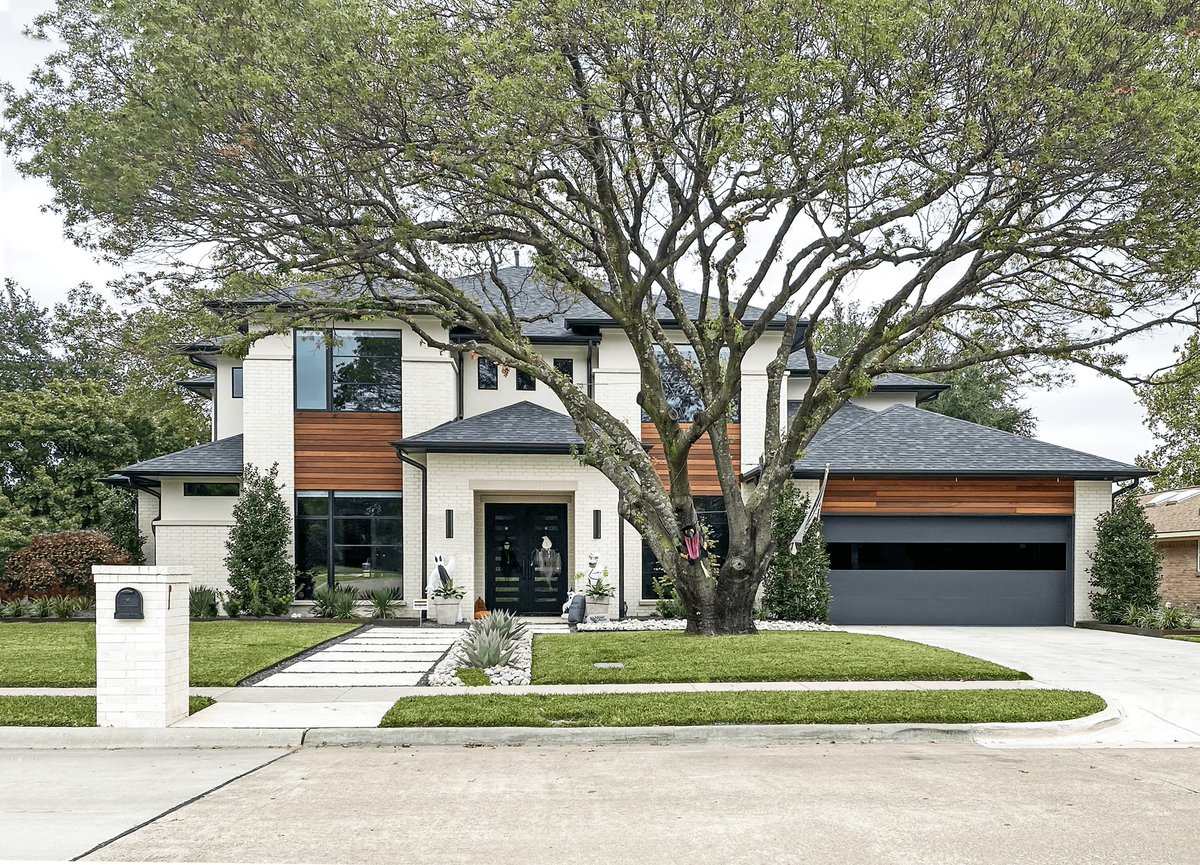 Love the contrast on this home! This is the Sterling garage door with ♾️Infinity Glass from <a href="/chiohd/">C.H.I. Overhead Doors</a>.