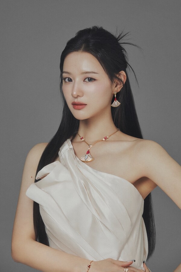 #KimJiWon has been chosen as the ambassador for Bulgari, the first Korean house ambassador representing Bulgari's jewelry, watches, perfume.

Kim will be the muse for the brand's latest collection, 'Diva's Dream which has bright, bold and free woman.

m.entertain.naver.com/now/article/41…