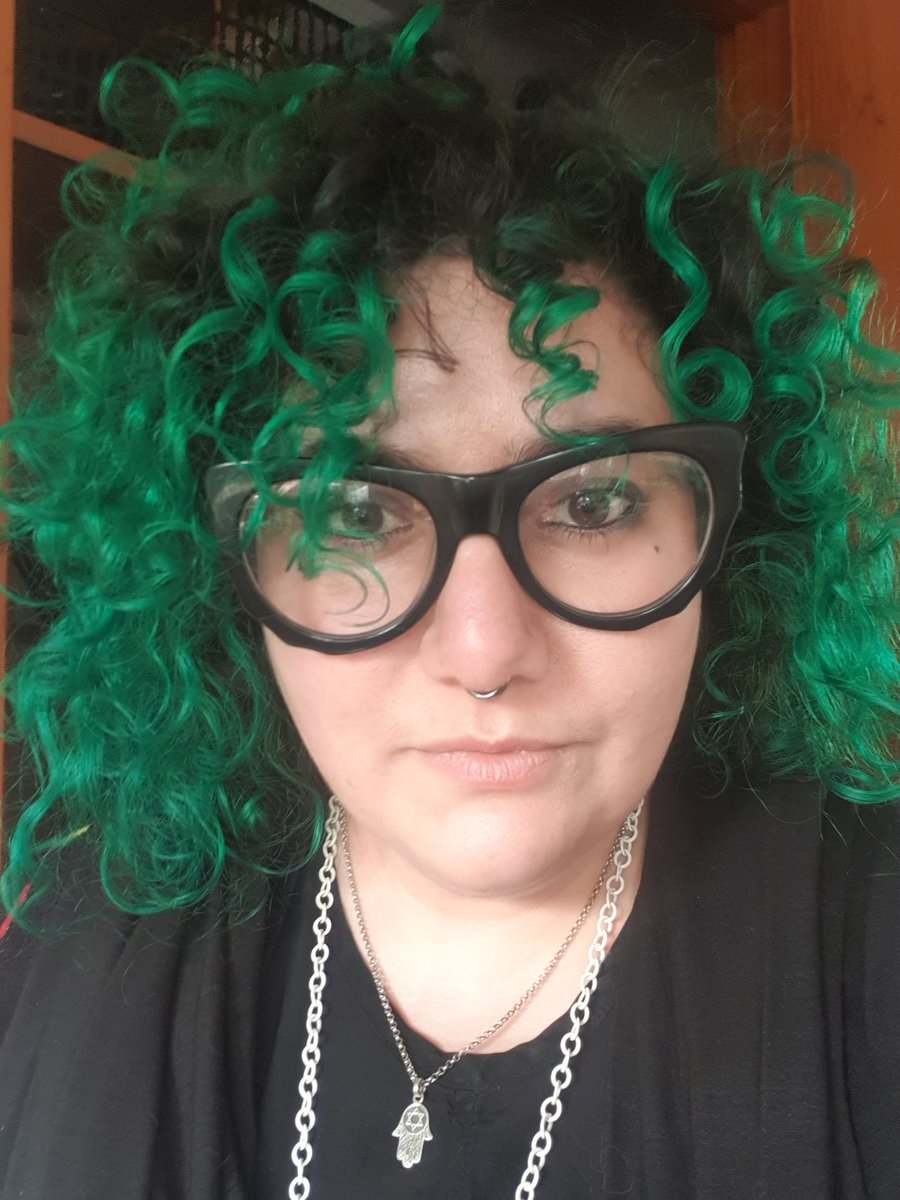 GeekChicPolitiq's tweet photo. @ask_aubry I have such gorgeous green hair, why do I dye my roots black? https://t.co/5xF6F4Q61C