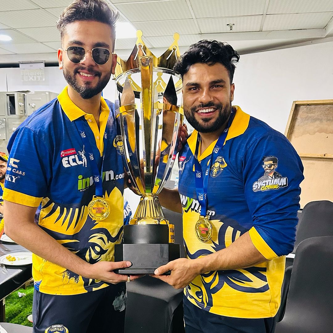 sainidharam25's tweet photo. Once again new history made elvish
Congrats to @elvish_yadav and the team! 🎉
TEAM ELVISH LIFTS ECL TROPHY
#ElvishYadav #ElvishArmy
#Ecl2024 #systuum https://t.co/mycXroDrJT