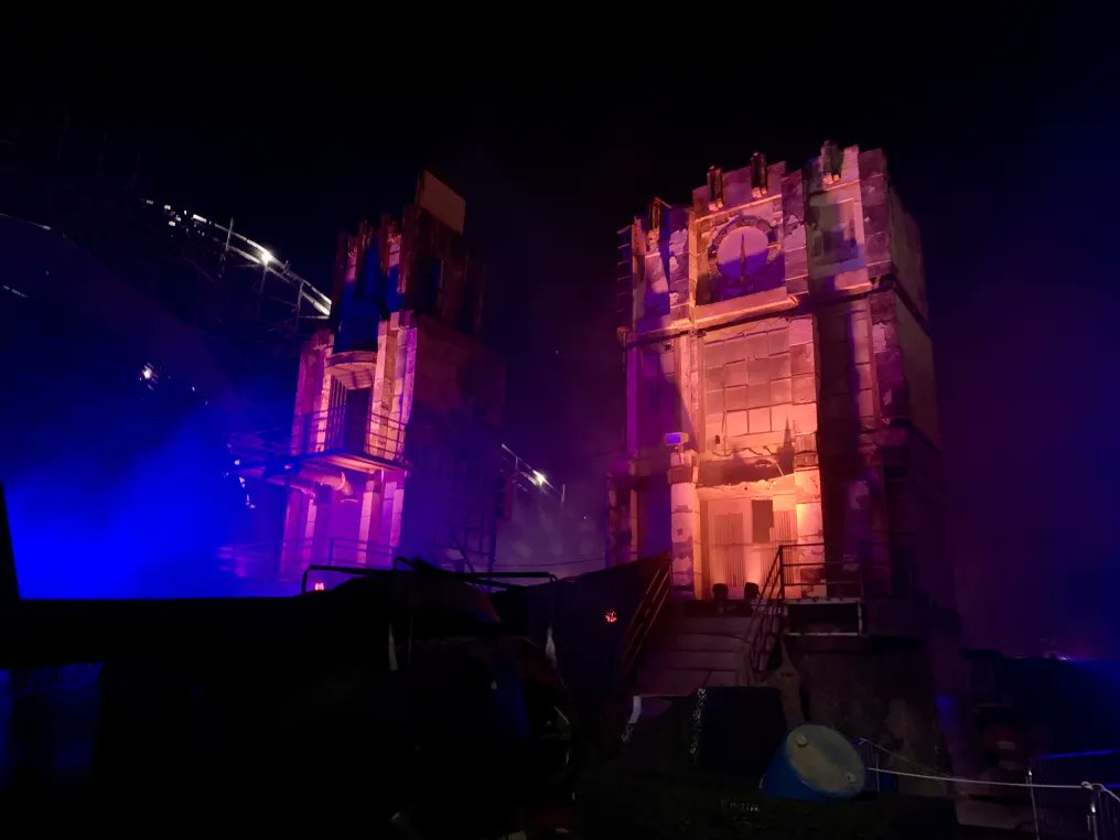 PippinATWORLD's tweet photo. @Horror_Buzz @SFMagicMountain Alas, many of the large outdoor set pieces that date back to the Batman Action Theater were cannibalized (pun intended) from Aftermath 2 to create The Olympus Casino for the Army of the Dead maze. https://t.co/WkbjJZ7EFe