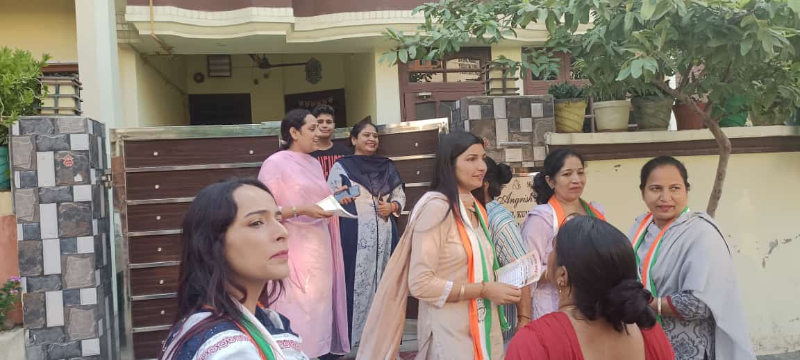 HaryanaPMC's tweet photo. #कुरुक्षेत्र विधानसभा से कांग्रेस प्रत्याशी श्री अशोक अरोड़ा  जी*  के पक्ष  मे  जिला अध्यक्ष मीना शर्मा अपने साथियों के साथ  प्रचार करते हुए। https://t.co/qG3HdJCSkO