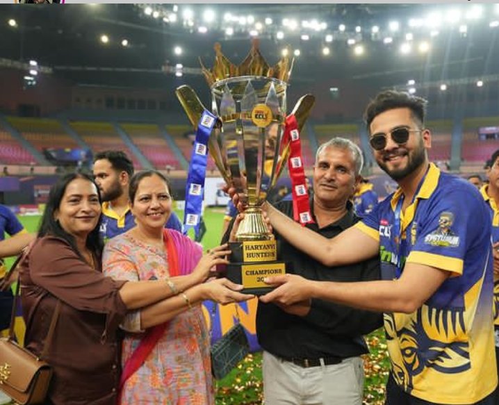 PRAVEEN5772's tweet photo. Congrats to @elvish_yadav and the team! 🎉🏆🥇🥇
#DevaraTrailer
#Devara #GDayEverydayWithBINI
TEAM ELVISH LIFTS ECL TROPHY
#ElvishYadav #ElvishArmy
#Ecl2024 #systuum #hamster #DevaraOnSep27th #BINI #GDayEveryDay https://t.co/hj3NQT5kev